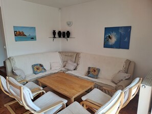 TV connectée, cheminée, jeux vidéo, lecteur de DVD