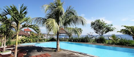 Una piscina al aire libre