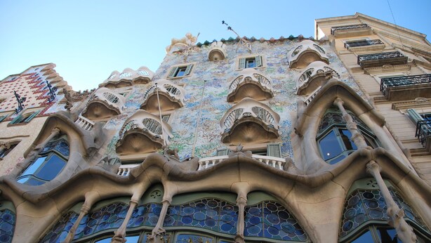 Un edificio con un diseño arquitectónico único, con líneas curvas y elementos decorativos.