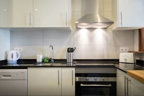 Een koelkast, een microgolfoven, een oven, een kookplaat