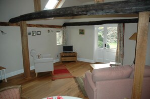 TV, DVD player, books, video library - Converted Granary in SE Kent UK (Lyminge, nr Folkestone)