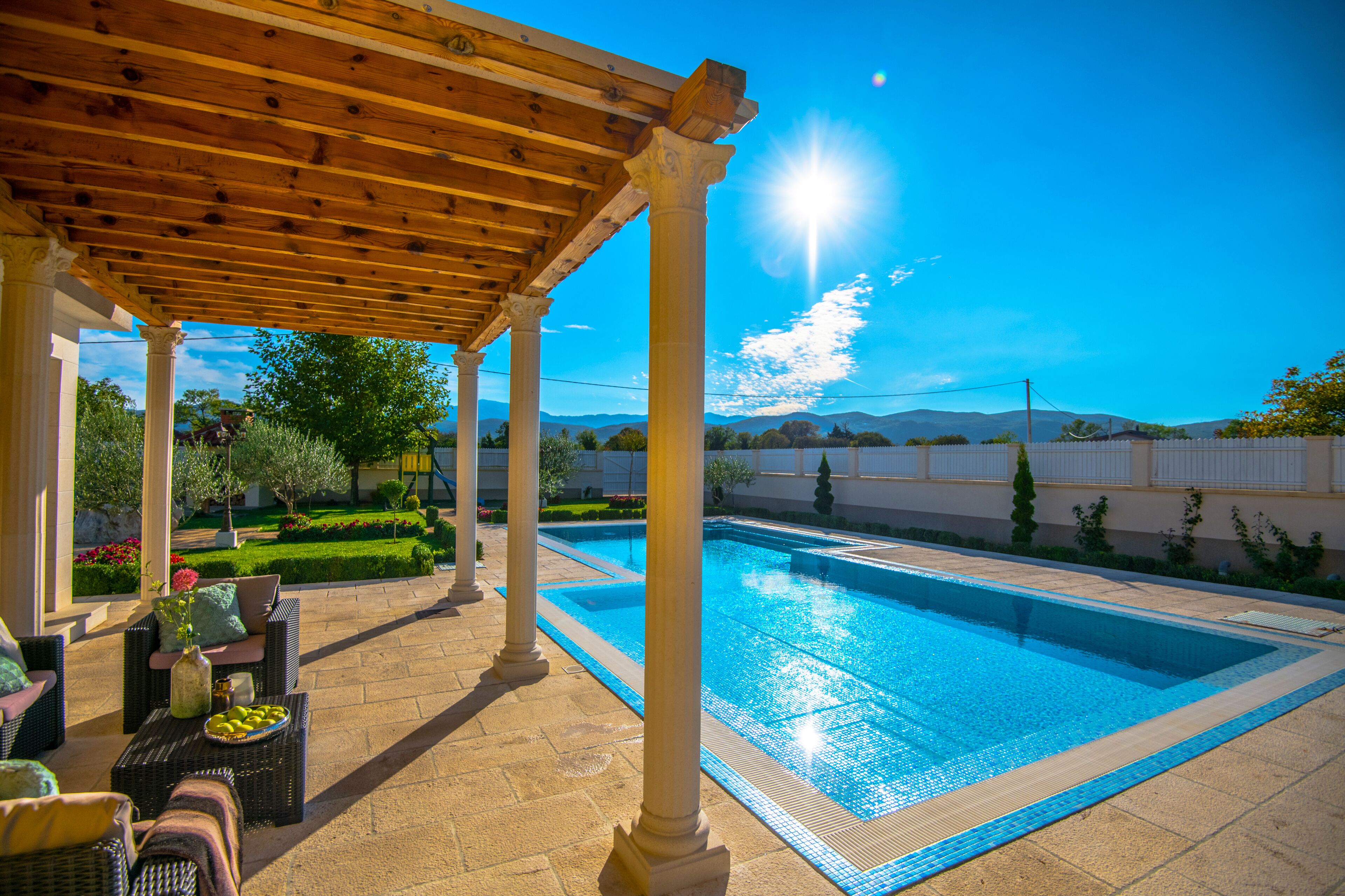 室外游泳池，恒温泳池