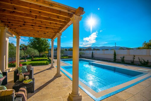 RELAX LUXURY VILLA, AMAZING MOUNTAIN VIEW, HEATED POOL, GYM, SPORTS GROUND