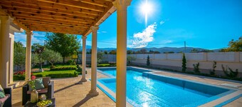 ONTSPANNEN LUXE VILLA, GEWELDIG UITZICHT OP EEN BERG, VERWARMD ZWEMBAD, GYMNASTIEK, SPORTIEF TERREIN