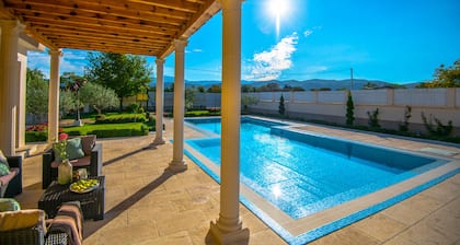Luxusvilla in der Nähe von Makarska mit herrlichem Blick auf die Berge