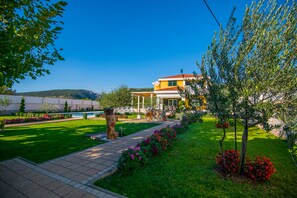 Property grounds - RELAX LUXURY VILLA, AMAZING MOUNTAIN VIEW, HEATED POOL, GYM, SPORTS GROUND (Donji Prolozac)