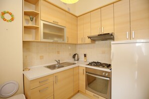 Fridge, oven, stovetop, coffee/tea maker