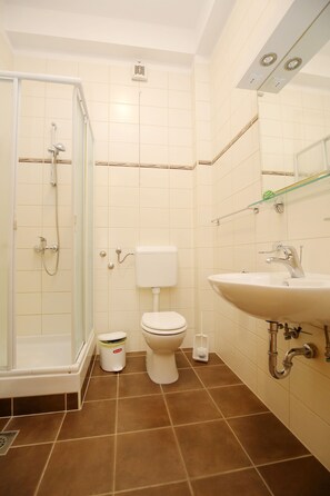 Combined shower/tub, towels, soap, shampoo