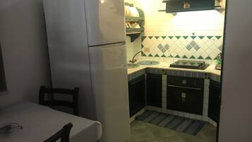 Fridge, oven, stovetop, coffee/tea maker