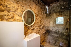 Sèche-cheveux, serviettes fournies