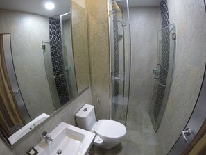 تجهيزات دش، مستلزمات مجانية للعناية الشخصية، مجففات شعر، خف للقدمين