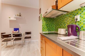 Geladeira, micro-ondas, cooktop, cafeteira/chaleira