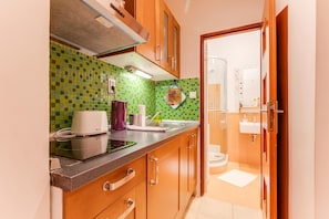 Douche, sèche-cheveux, serviettes fournies, savon