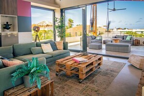 TV connectée, livres, chaîne hi-fi