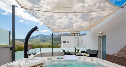ERSTAUNLICHE VILLA SOFIA MIT HEIZBAREM POOL IM SPLIT HINTERLAND
