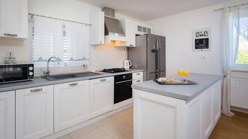 Een koelkast, een magnetron, een oven, een kookplaat