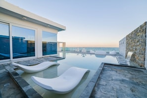 An infinity pool - Spectacular Sea-View Villa with Spa Area (Marsaskala)