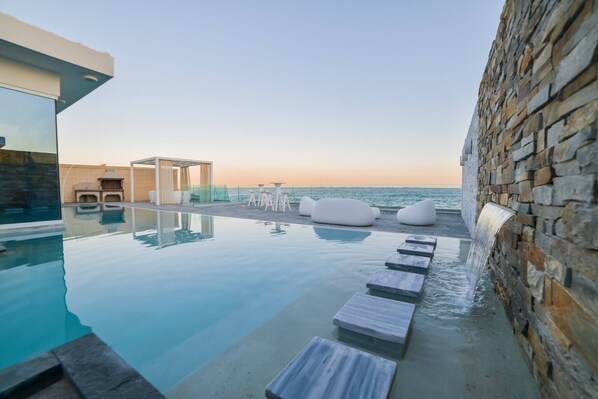 An infinity pool - Spectacular Sea-View Villa with Spa Area (Marsaskala)