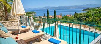 Villa Spiros avec piscine privée et vue sur la mer à Kassiopi