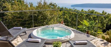 Outdoor spa tub