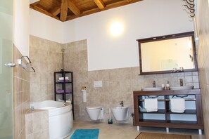 Ensemble baignoire-douche, séchoir à cheveux, bidet, serviettes fournies