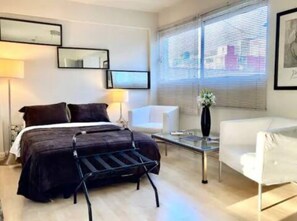 1 chambre, bureau, fer et planche à repasser, accès au Wi-Fi (inclus)