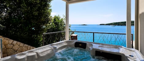 Outdoor spa tub