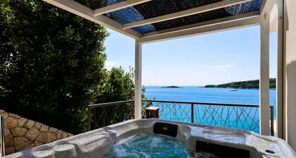Beach House - Spectacular beach house with hot tub (5 bedrooms,4 bathrooms)