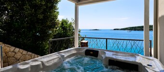 Beach House - Spectacular beach house with hot tub (5 bedrooms,4 bathrooms)