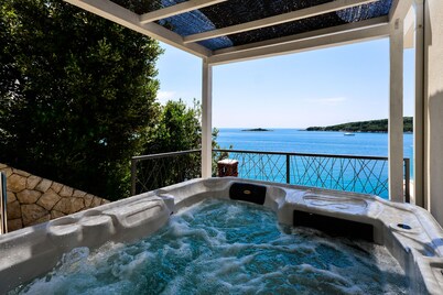 Beach House - Spectacular beach house with hot tub (5 bedrooms,4 bathrooms)