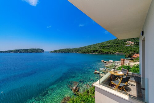 Beach House - Spectacular beach house with hot tub (5 bedrooms,4 bathrooms)