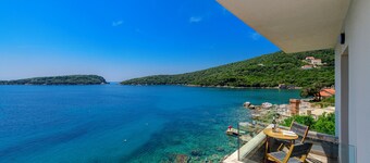 Beach House - Spectacular beach house with hot tub (5 bedrooms,4 bathrooms)