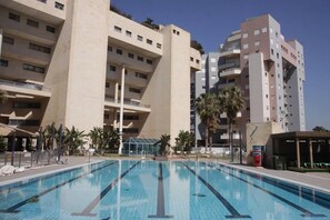 Indoor pool, outdoor pool - apartment in residence (Tel Aviv)