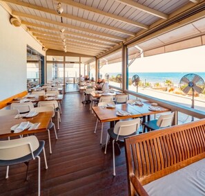 Outdoor dining - apartment in residence (Tel Aviv)