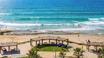 Beach nearby, sun loungers, beach towels