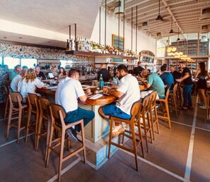 Bar (on property) - apartment in residence (Tel Aviv)