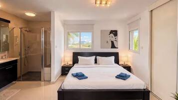 4 bedrooms, in-room safe, desk, iron/ironing board