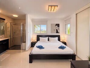4 Schlafzimmer, Zimmersafe, Schreibtisch, Bügeleisen/Bügelbrett