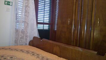 4 bedrooms, in-room safe, iron/ironing board, WiFi