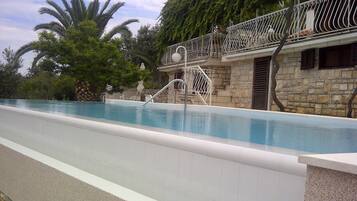 Een buitenzwembad, een verwarmd zwembad