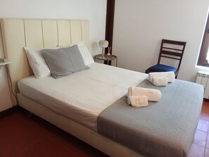 3 quartos, ferros/tábuas de passar roupa, Wi-Fi, roupa de cama