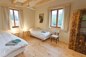 3 chambres, fer et planche à repasser, Wi-Fi, draps fournis
