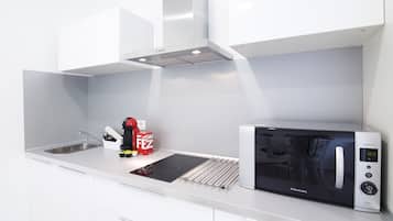 Réfrigérateur, micro-ondes, plaque de cuisson, lave-vaisselle