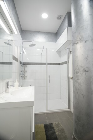 Shower, hair dryer, towels, shampoo