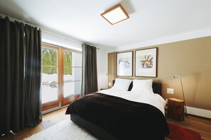 4 bedrooms, iron/ironing board, travel cot, free WiFi - Big, open plan, family friendly chalet near to walks, cycling & local amenities (La Villa)