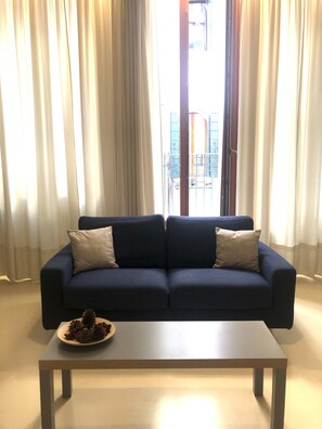 Fernseher, DVD-Player, Bücher