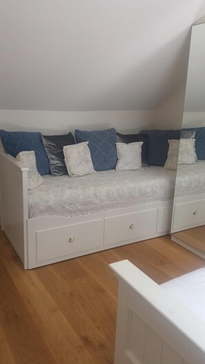 3 bedrooms, iron/ironing board, free WiFi, bed sheets