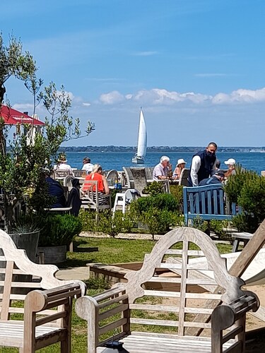 Central Cowes Victorian Cottage. Sunny Garden, 2 baths, Ferry Discount STA.