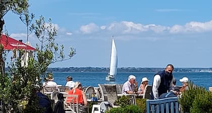 Central Cowes Victorian Cottage. Sunny Garden, 2 baths, Ferry Discount STA.