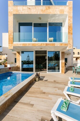 Villa Dorado with Pool, Sauna, Jacuzzi, Gym & more